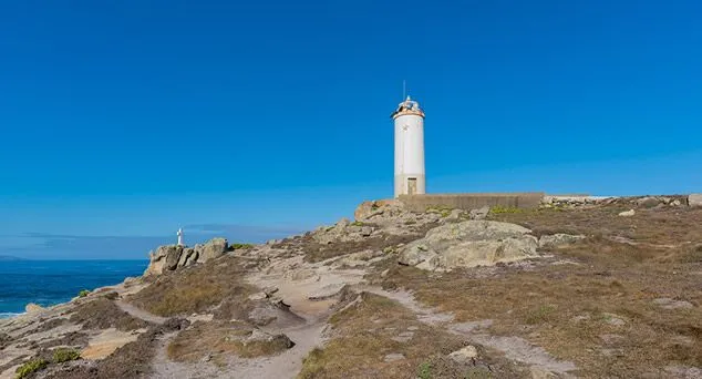 faro en la costa de galicia junto al océano atlántico
