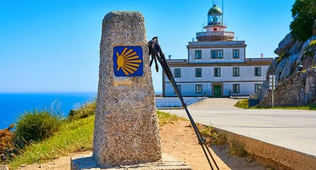 Señal del Camino de Santiago junto al faro de Finisterre