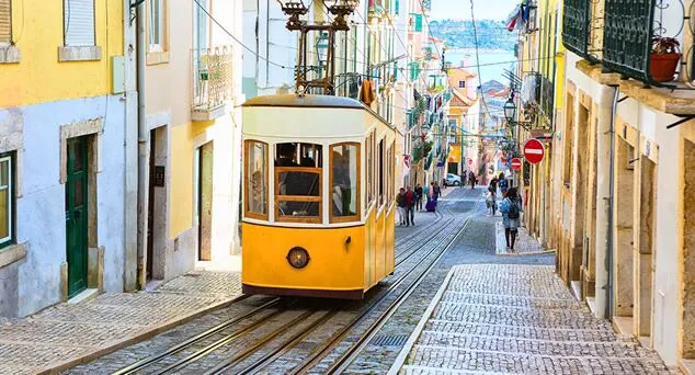 tranvía amarillo en una calle de lisboa punto de inicio del camino portugués