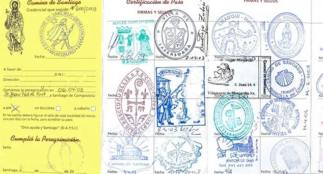 credencial del peregrino del camino de santiago con sellos de diferentes etapas del recorrido