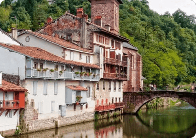 casas junto al río en Saint-Jean-Pied-de-Port punto de inicio del Camino Francés del Camino de Santiago